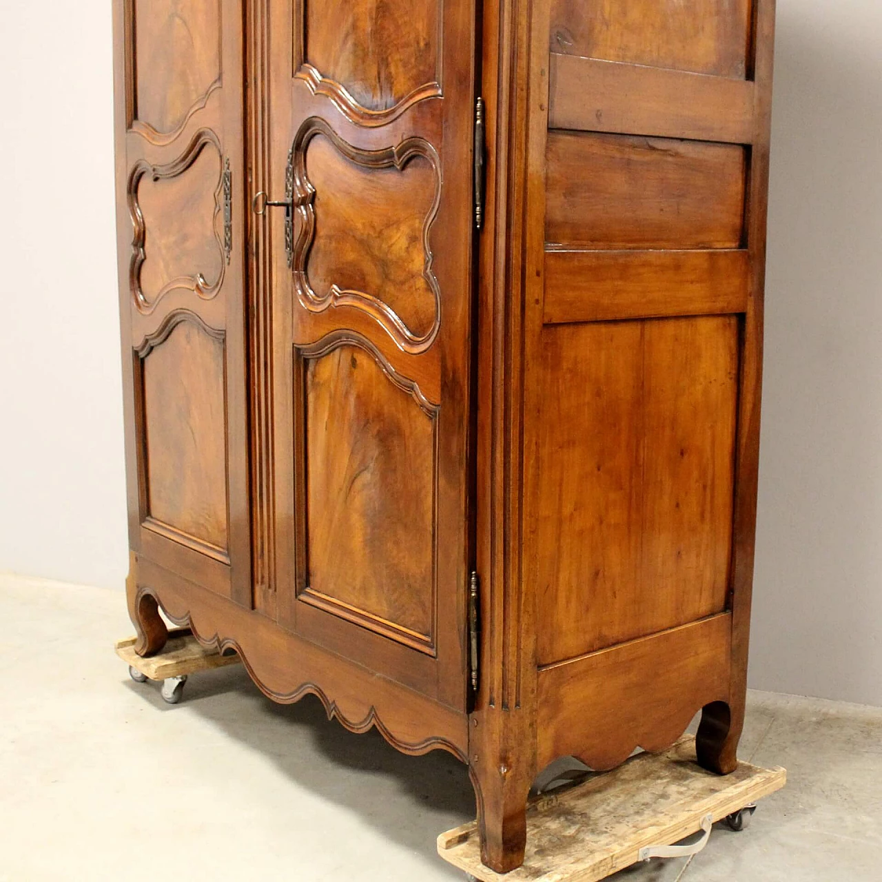 Louis XV wardrobe in walnut and cherry, 18th century 8