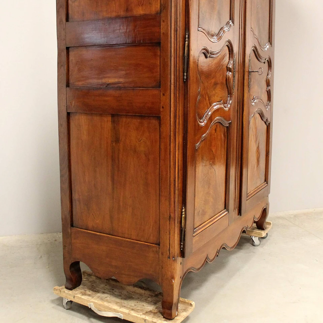 Louis XV wardrobe in walnut and cherry, 18th century 9