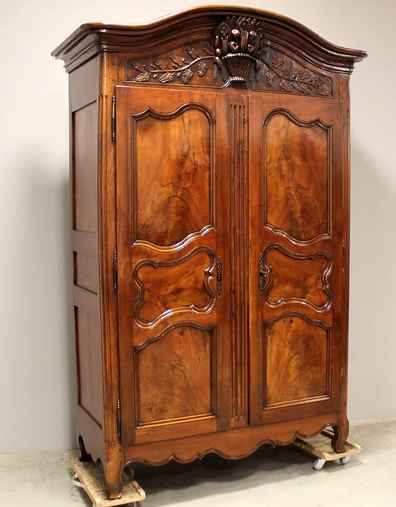 Louis XV wardrobe in walnut and cherry, 18th century 10