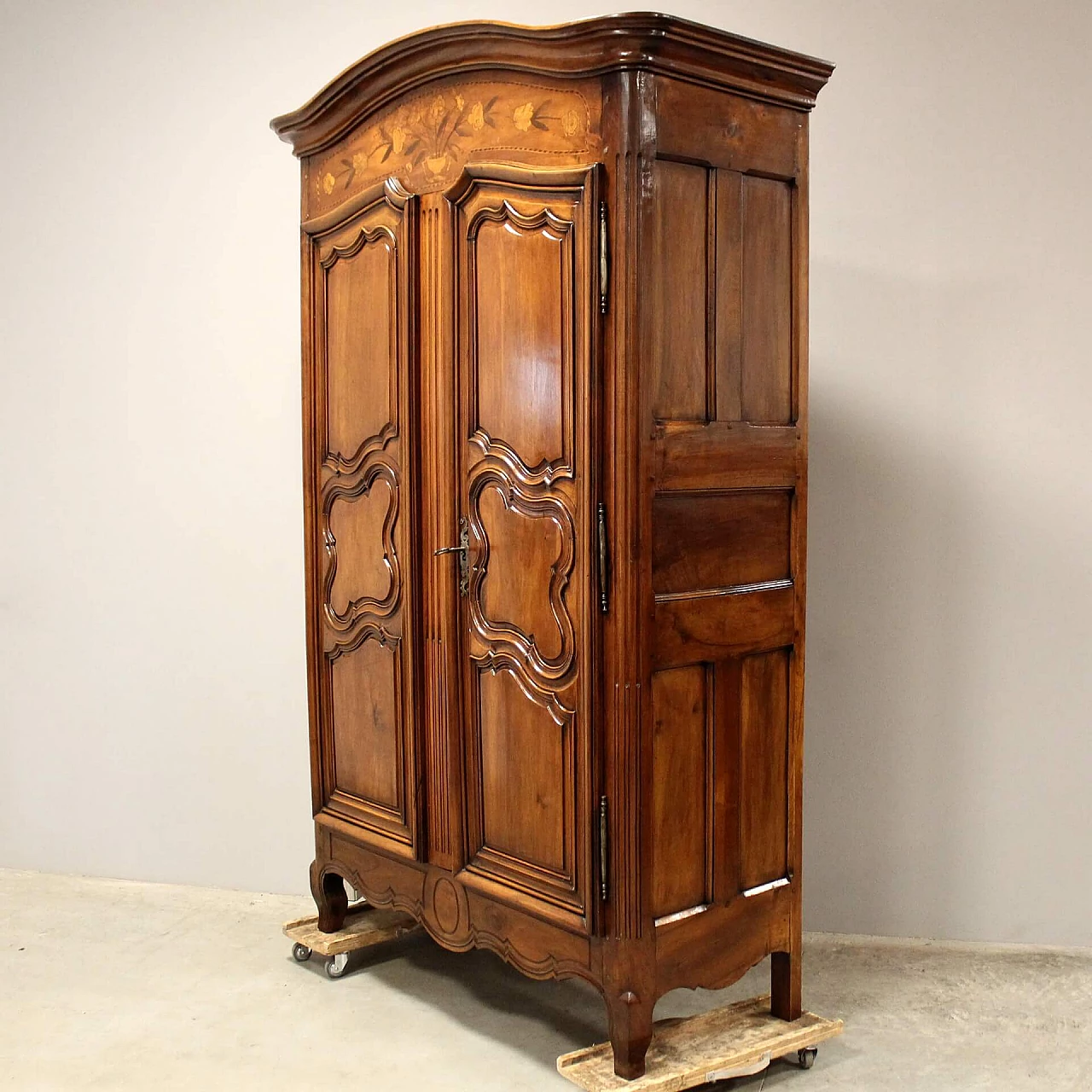 Louis XV wardrobe in inlaid walnut, 18th century 2