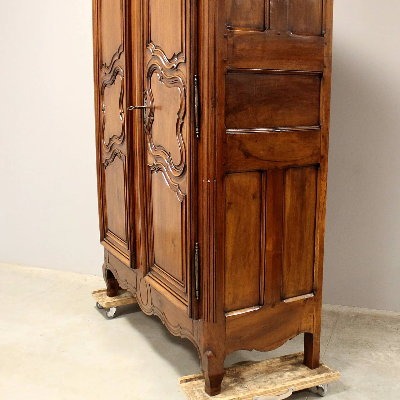 Louis XV wardrobe in inlaid walnut, 18th century 3