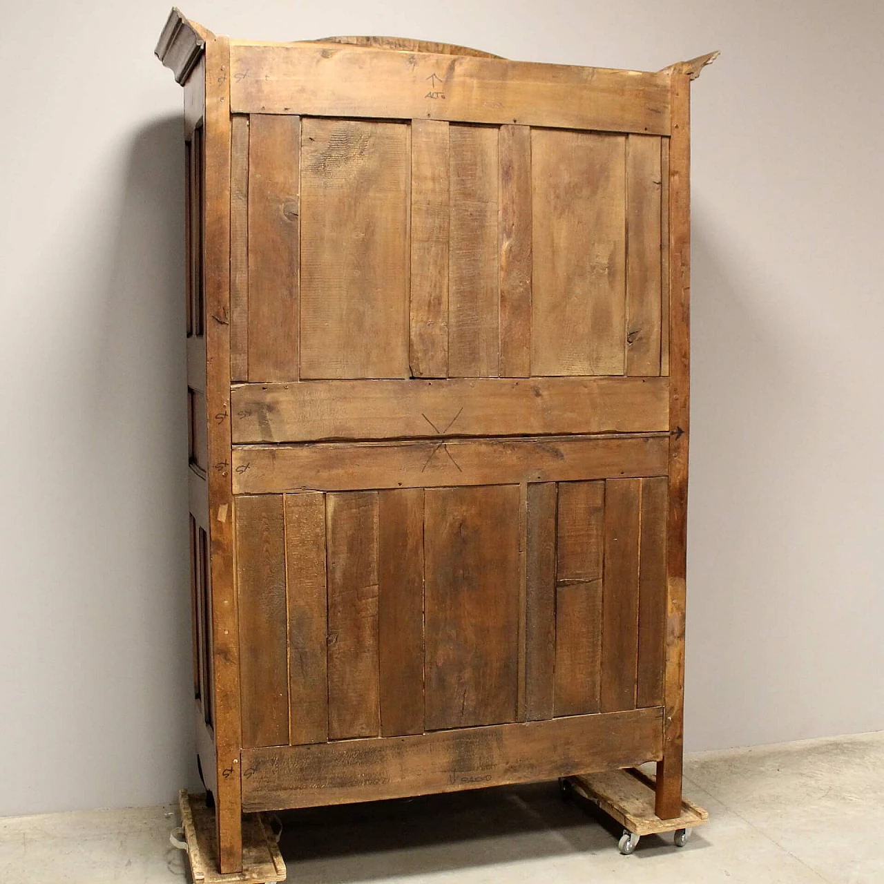 Louis XV wardrobe in inlaid walnut, 18th century 4