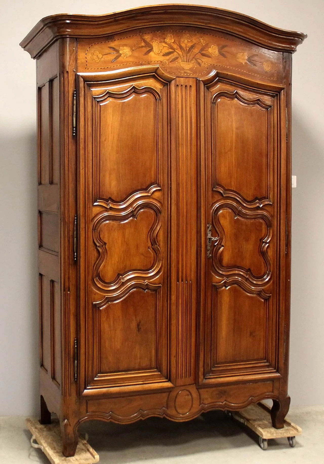 Louis XV wardrobe in inlaid walnut, 18th century 7