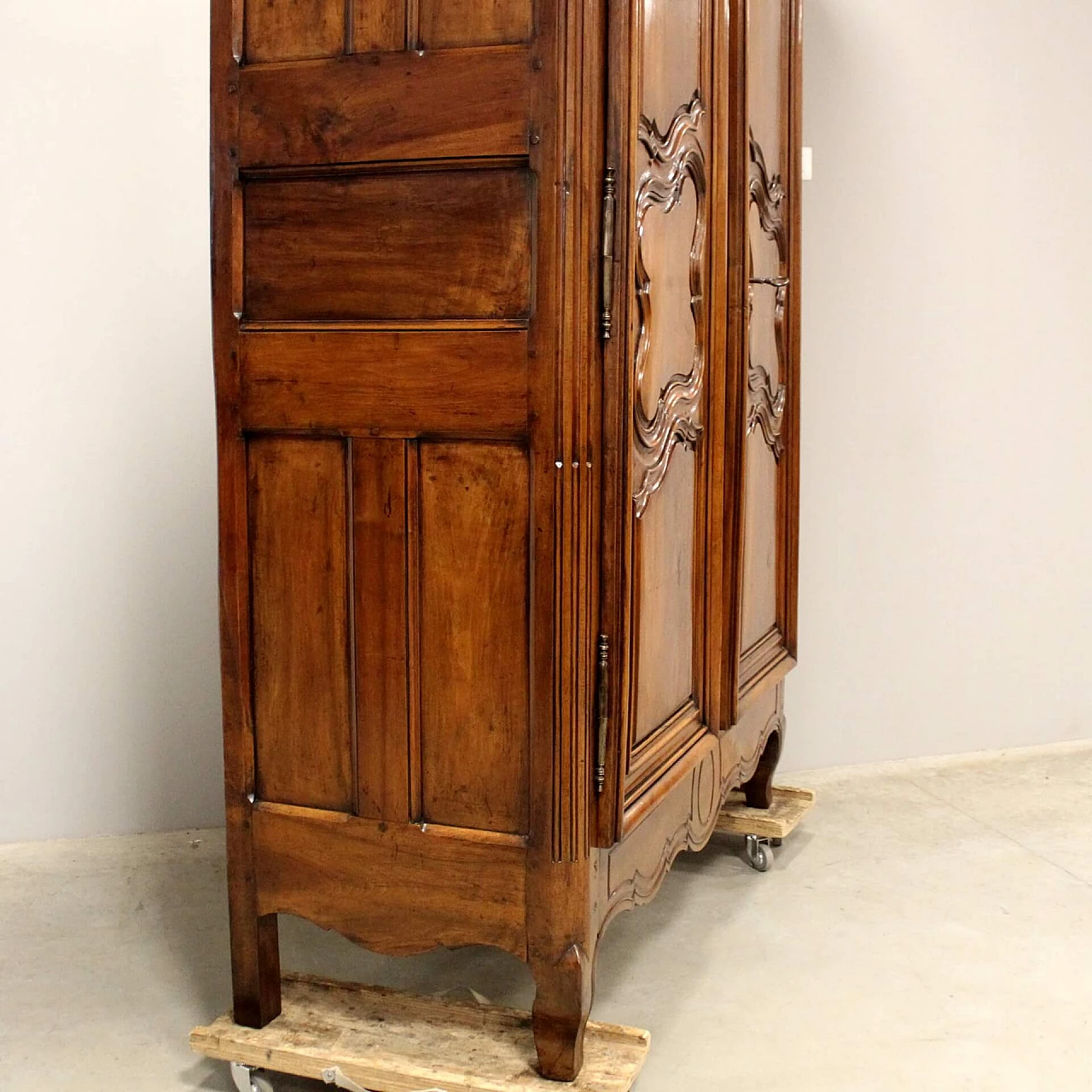 Louis XV wardrobe in inlaid walnut, 18th century 9