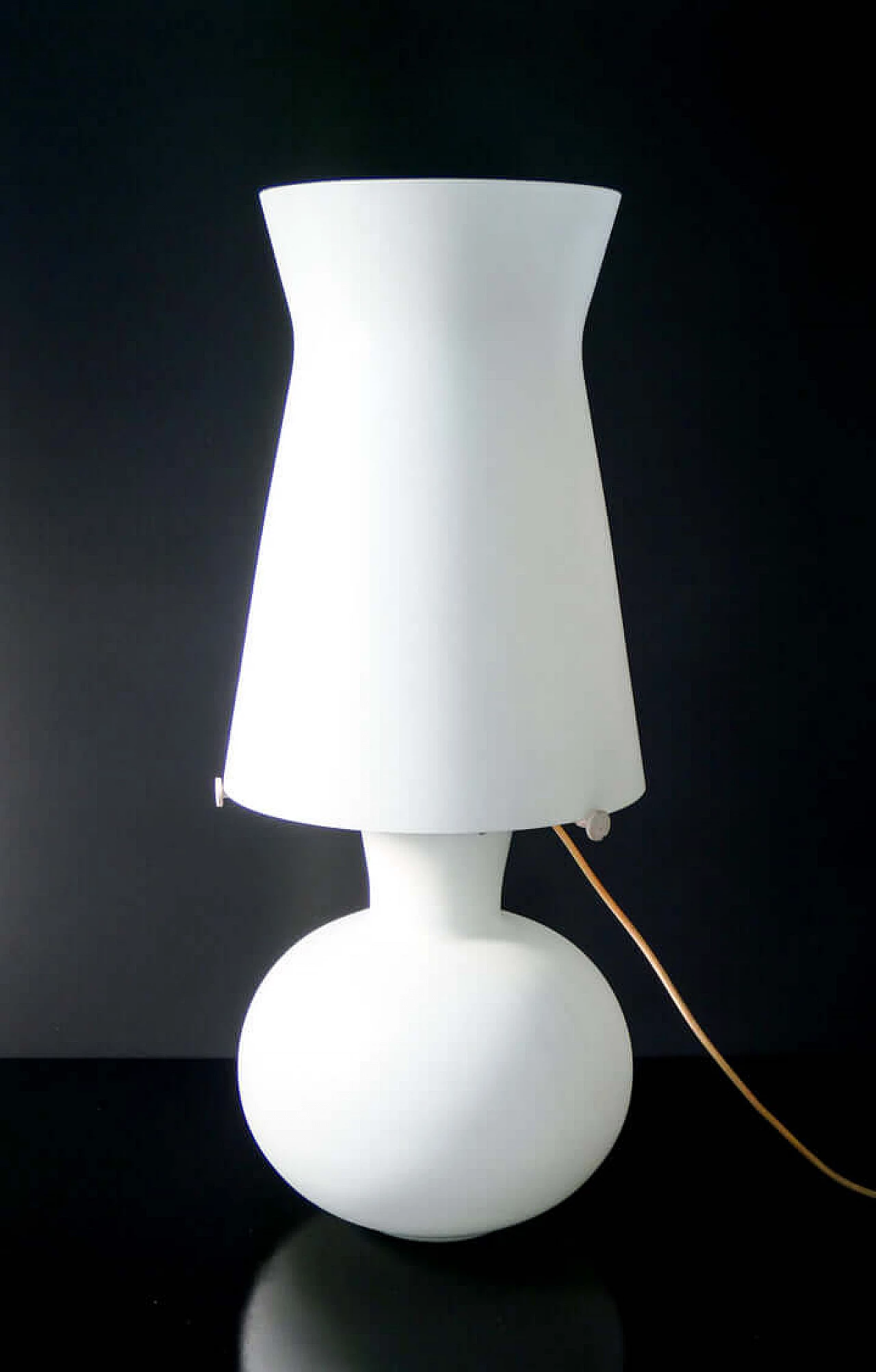 Opaline glass table lamp by Fontana Arte, 1960s 2