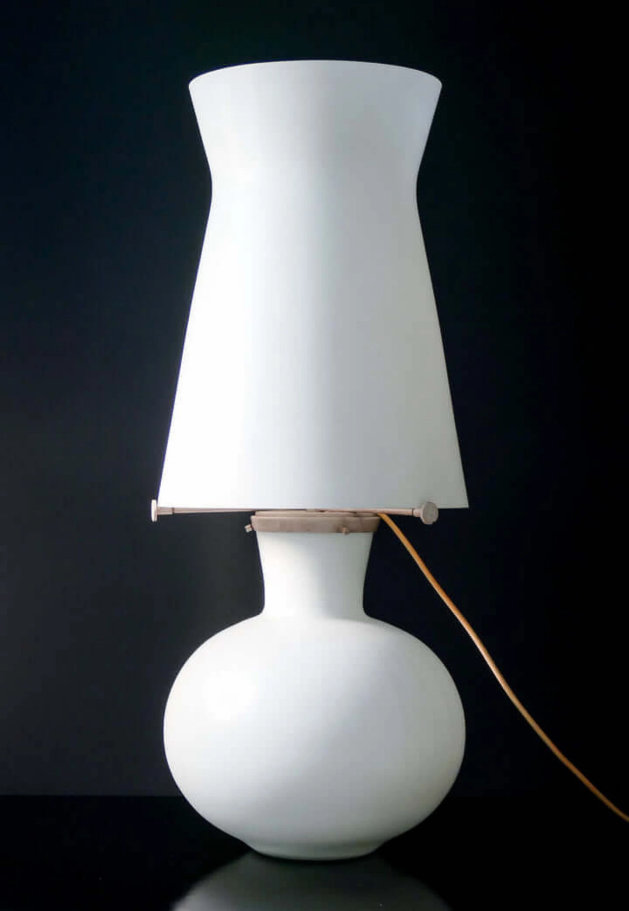 Opaline glass table lamp by Fontana Arte, 1960s 3