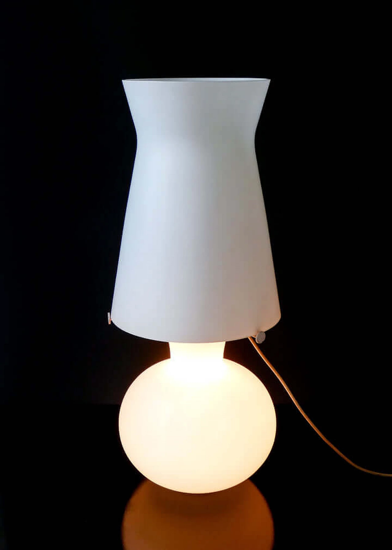 Opaline glass table lamp by Fontana Arte, 1960s 4