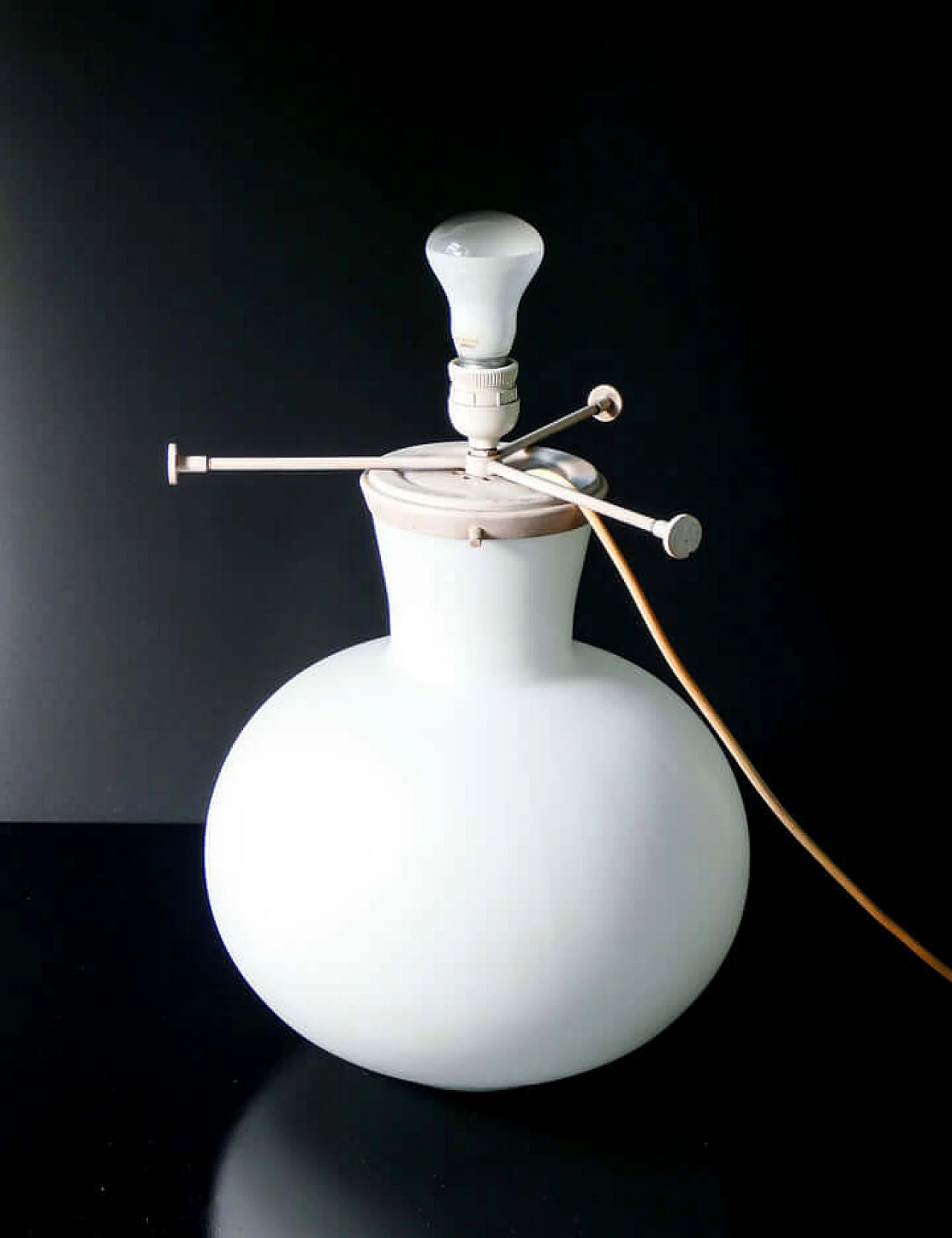 Opaline glass table lamp by Fontana Arte, 1960s 7