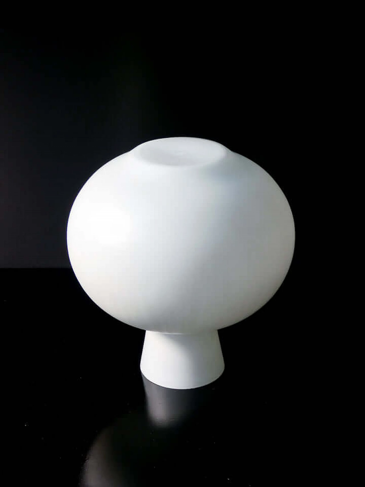 Opaline glass table lamp by Fontana Arte, 1960s 9