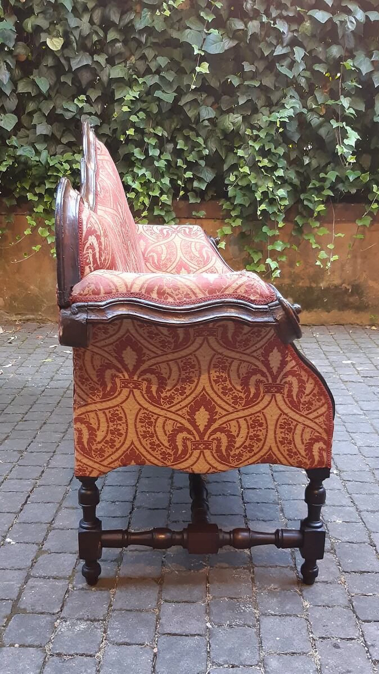 Three-seater walnut sofa with spool base, late 17th century 1