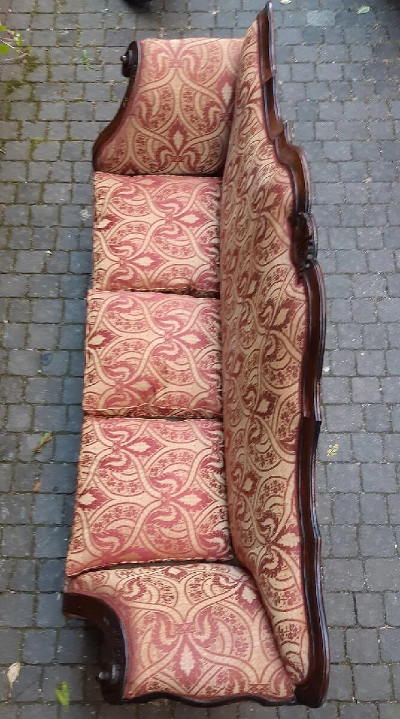 Three-seater walnut sofa with spool base, late 17th century 2