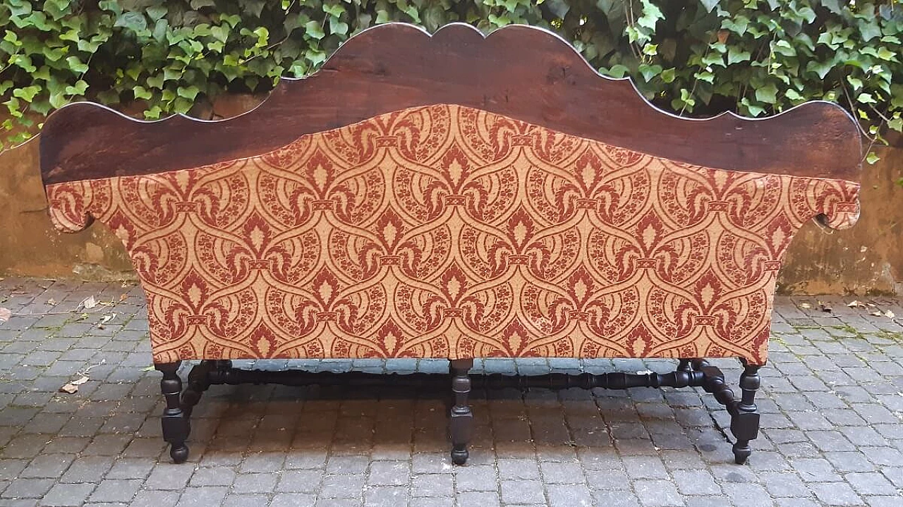 Three-seater walnut sofa with spool base, late 17th century 3