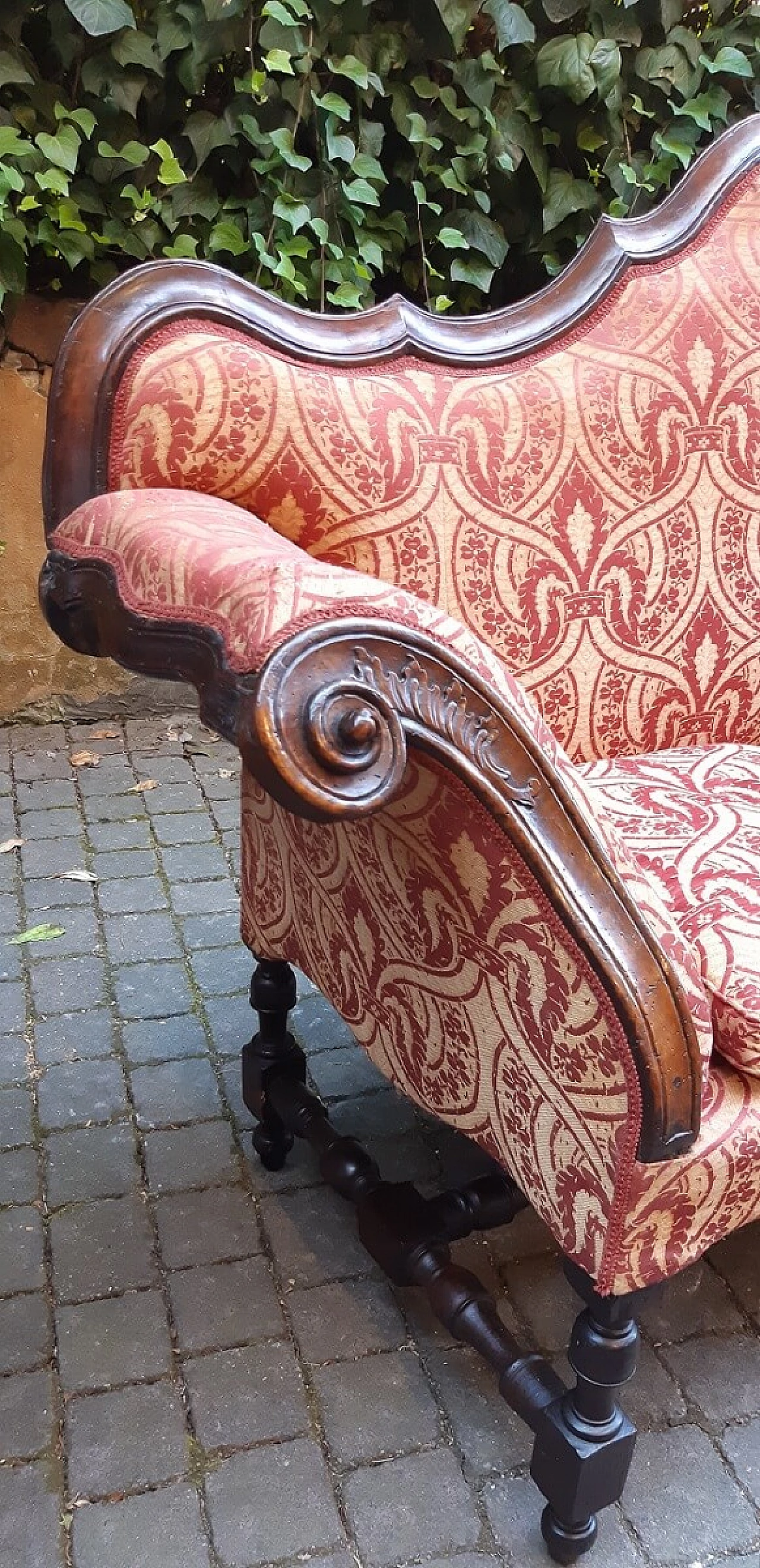 Three-seater walnut sofa with spool base, late 17th century 4