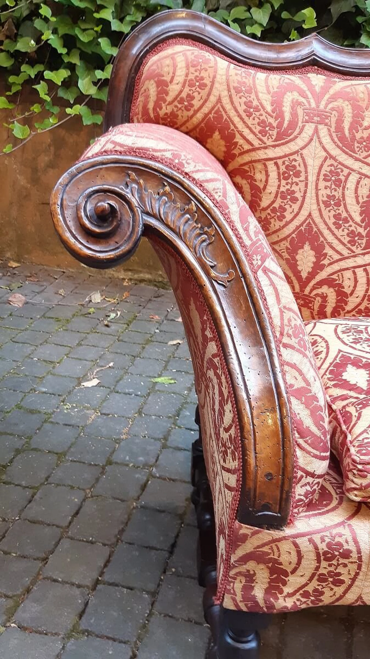 Three-seater walnut sofa with spool base, late 17th century 5