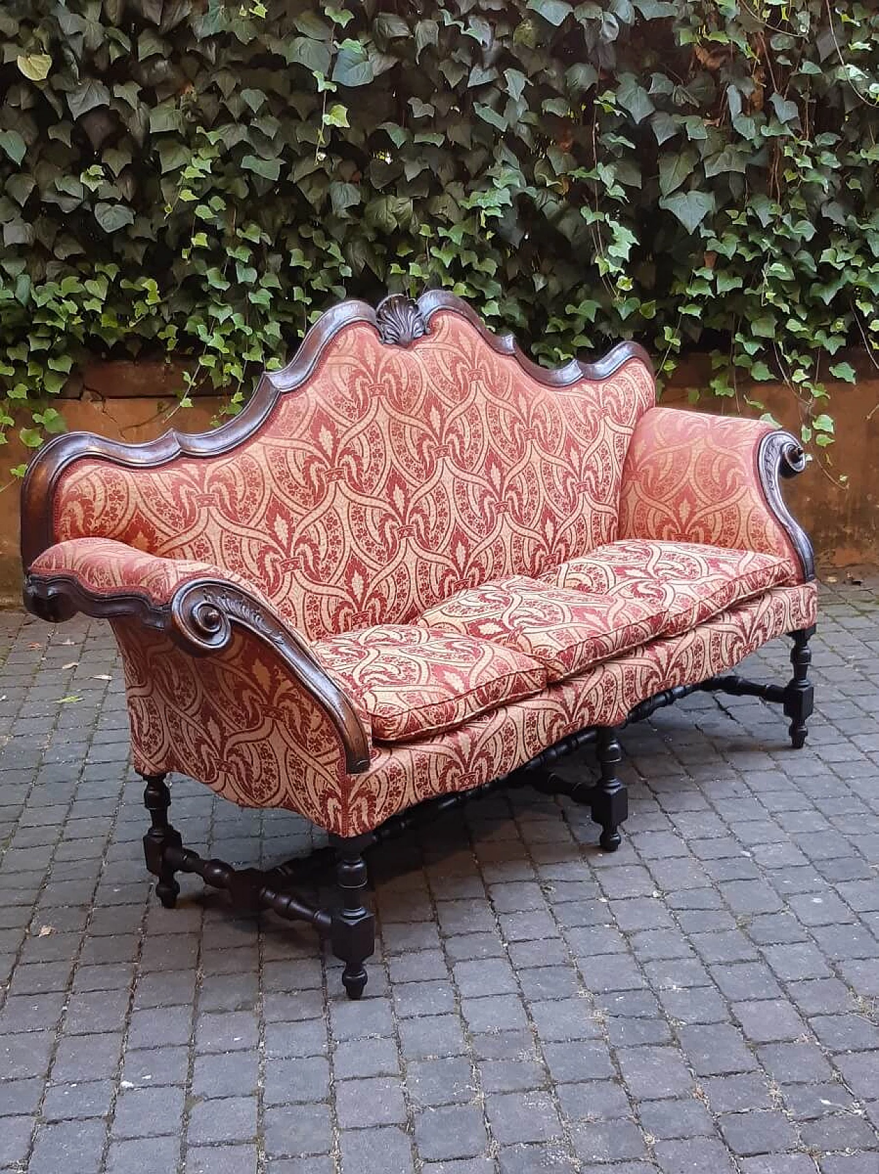 Three-seater walnut sofa with spool base, late 17th century 6