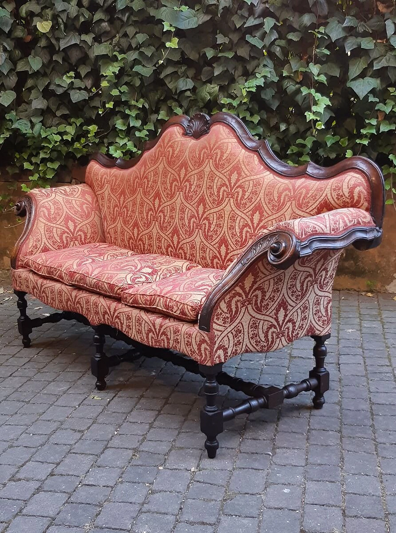 Three-seater walnut sofa with spool base, late 17th century 7