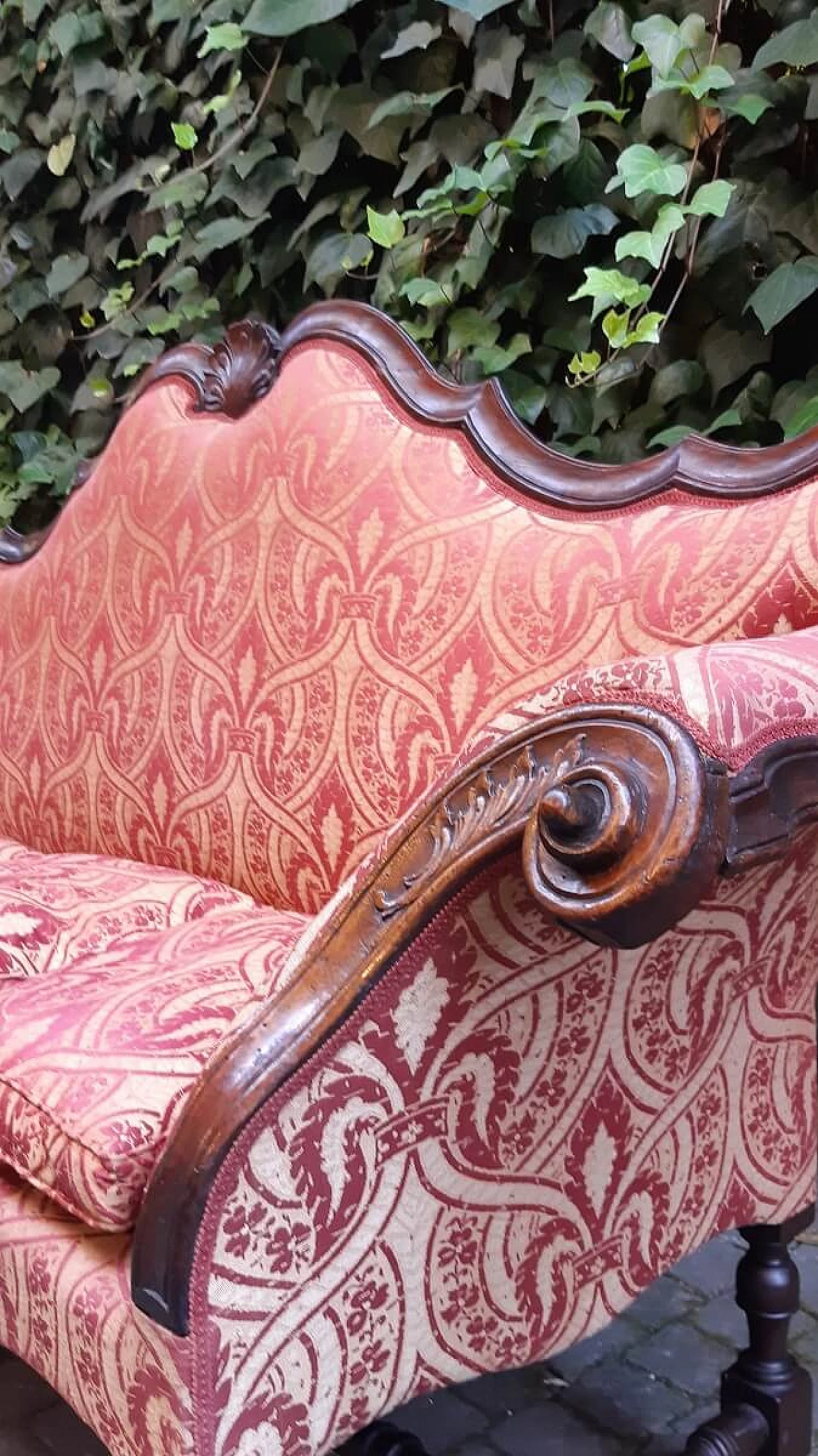 Three-seater walnut sofa with spool base, late 17th century 8