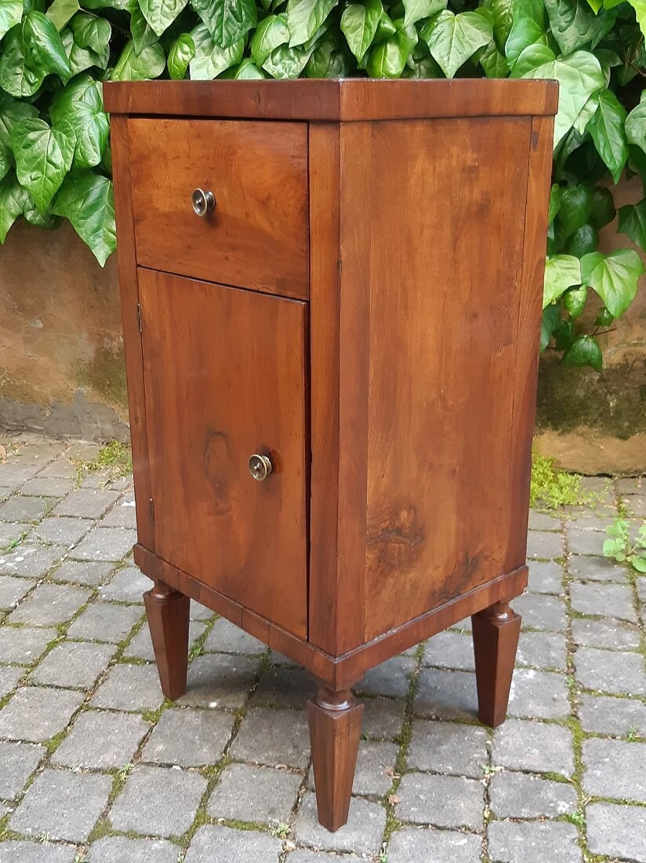 Louis XVI bedside table in walnut, 18th century 3
