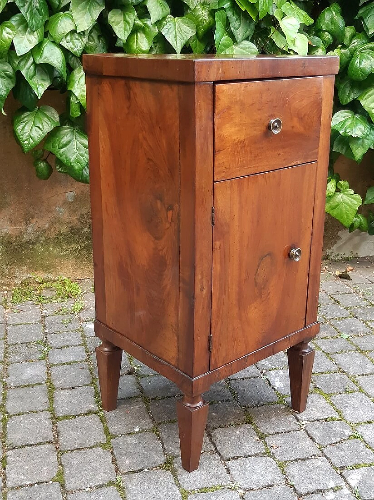 Louis XVI bedside table in walnut, 18th century 4