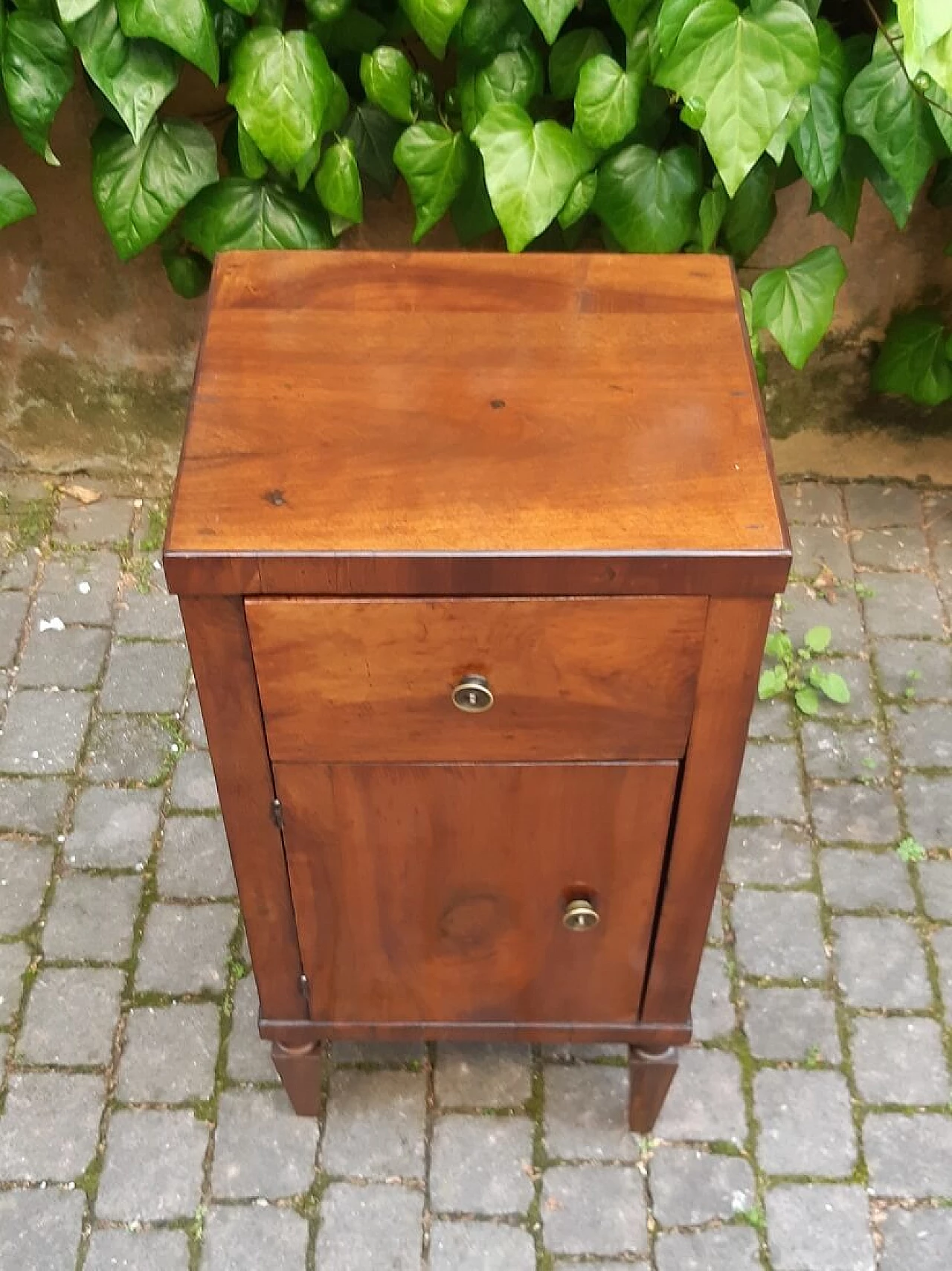 Louis XVI bedside table in walnut, 18th century 5