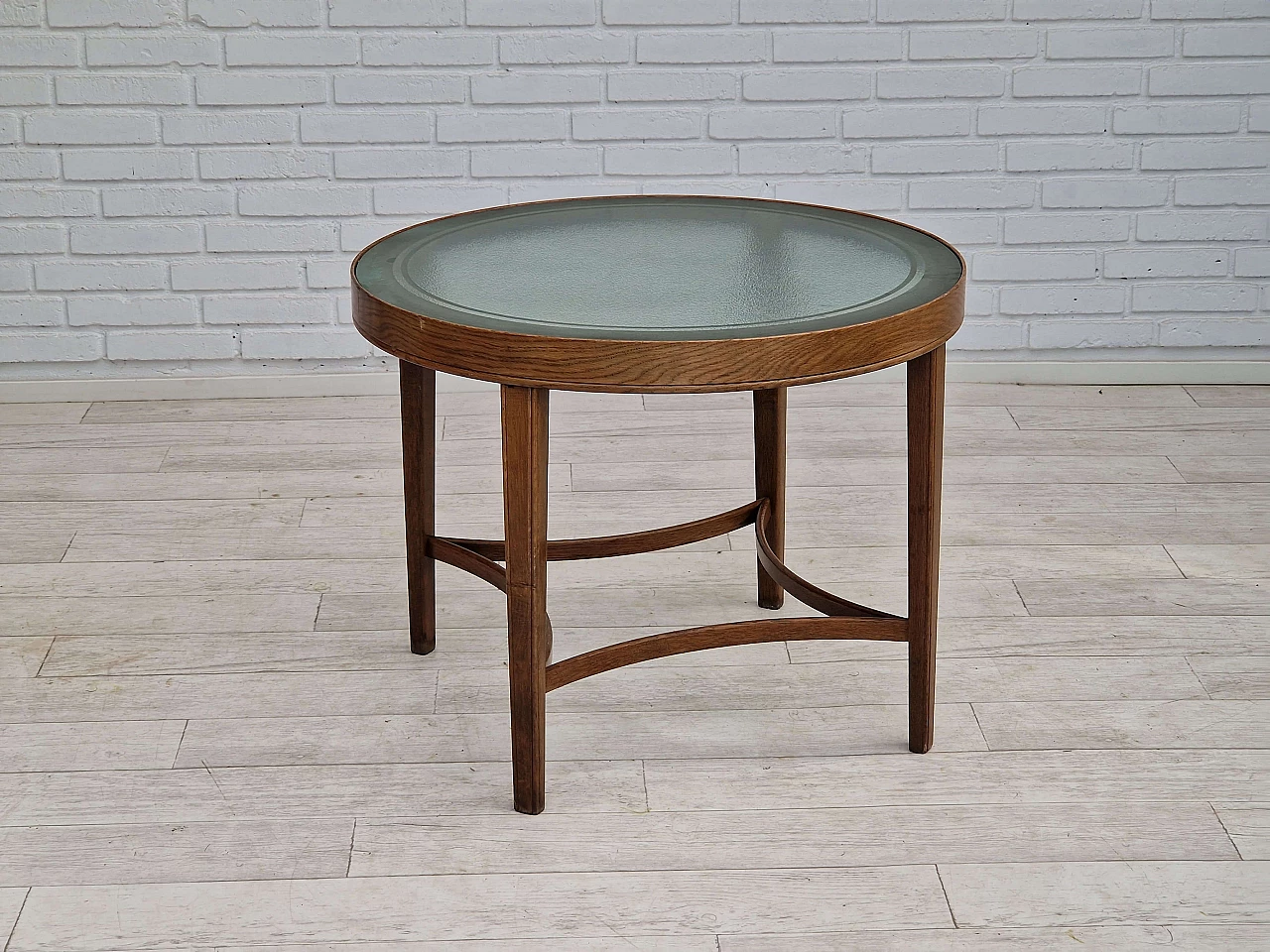 Tavolino danese rotondo in rovere con piano in vetro, anni '50 1