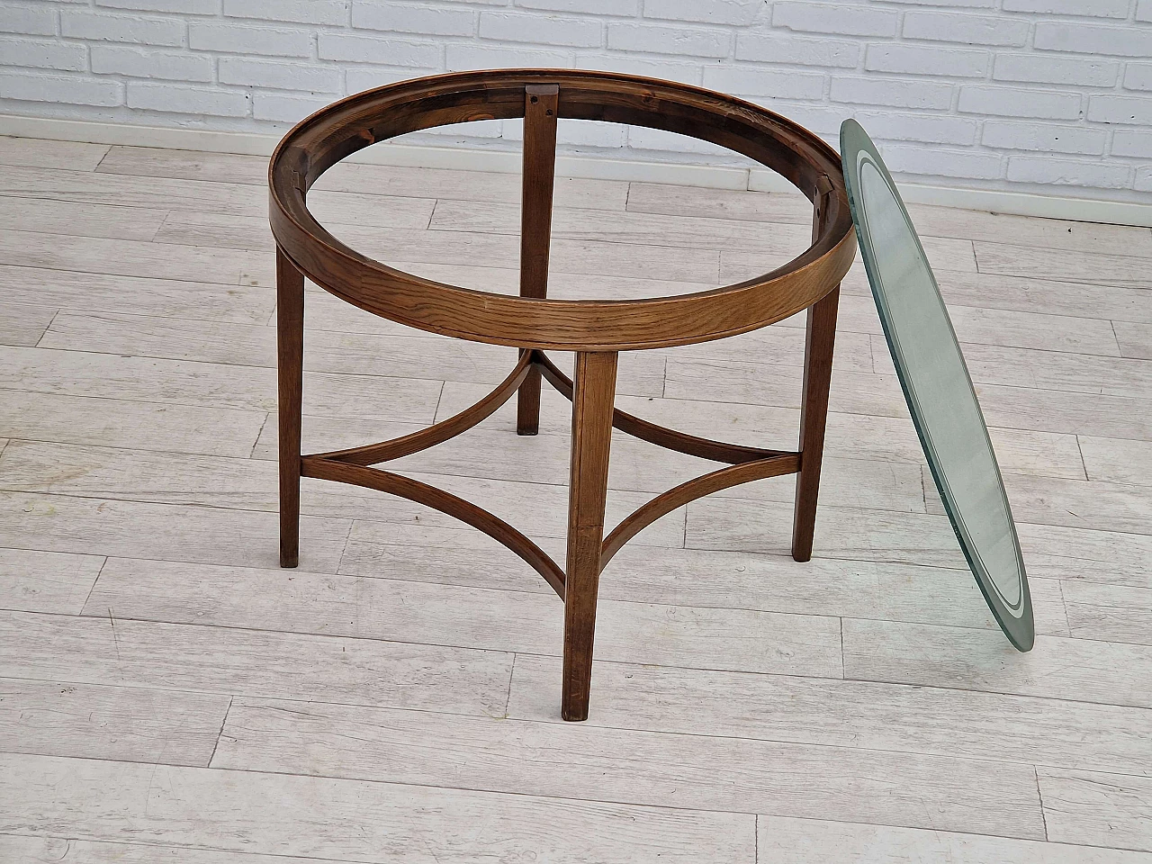 Tavolino danese rotondo in rovere con piano in vetro, anni '50 9