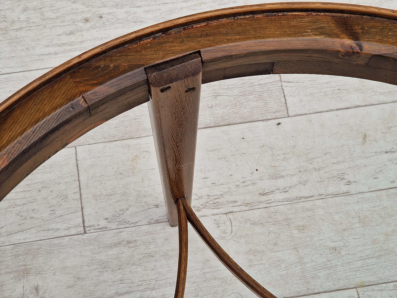 Tavolino danese rotondo in rovere con piano in vetro, anni '50 11