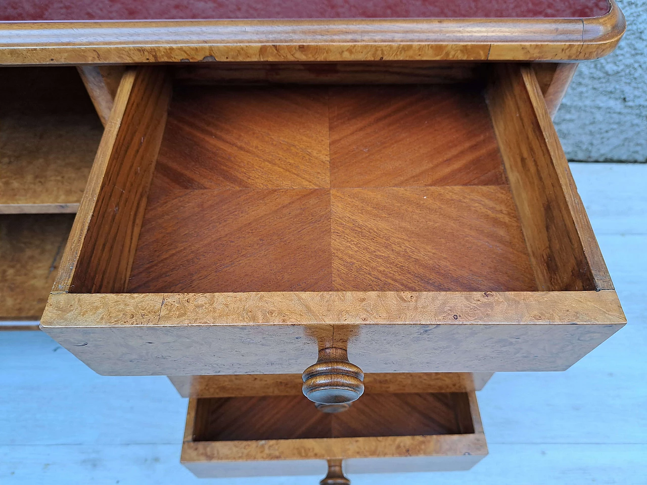 Credenza Art Déco in radica con piano in vetro bordeaux, anni '30 6