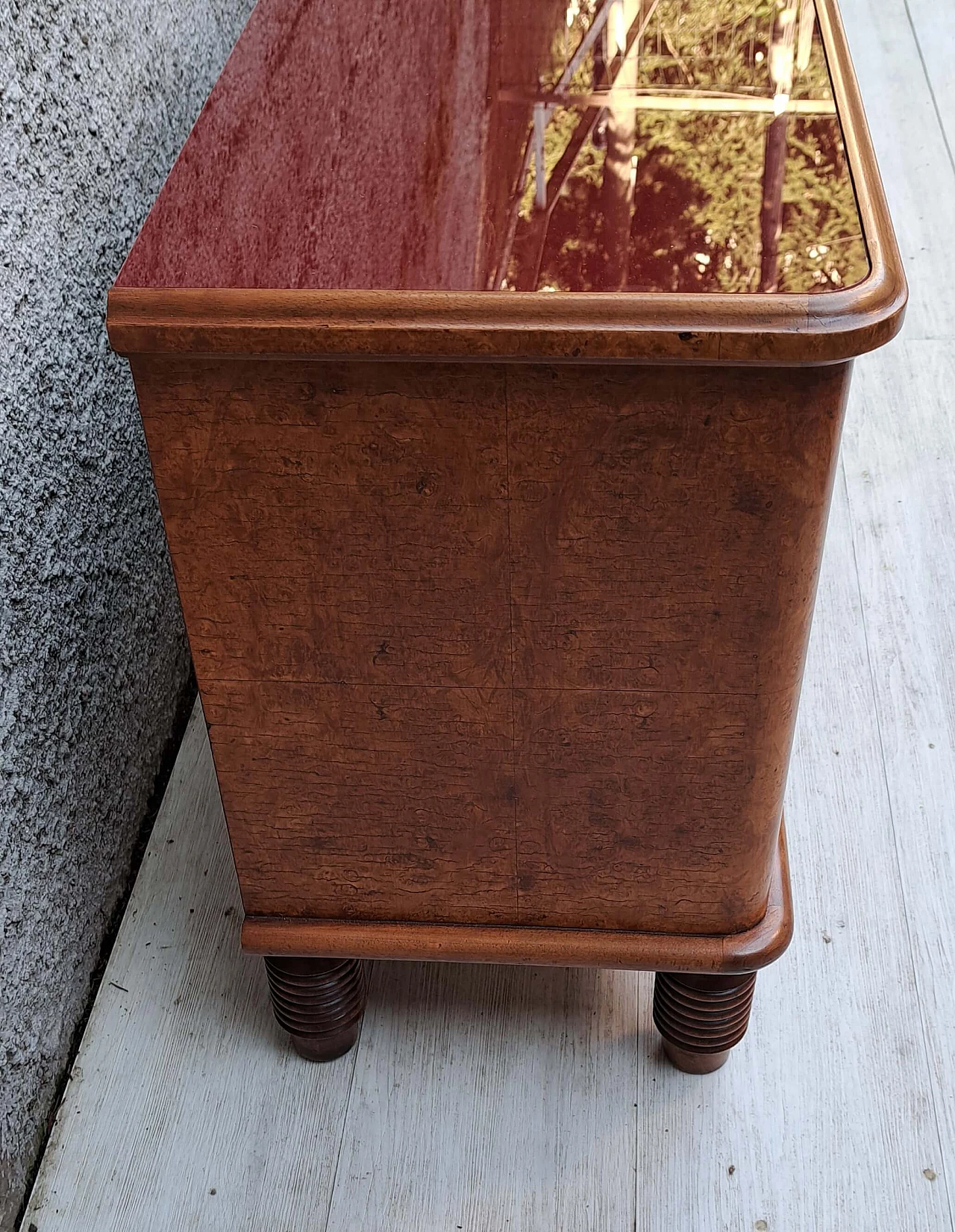 Credenza Art Déco in radica con piano in vetro bordeaux, anni '30 9