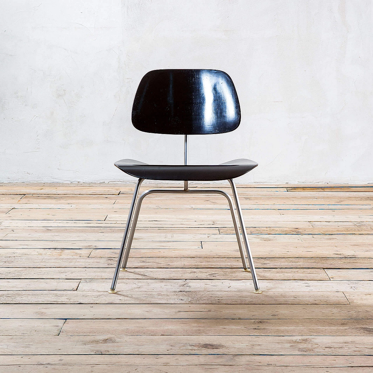 4 DCM chairs in steel and black lacquered wood by Charles Eames, 1940s 2
