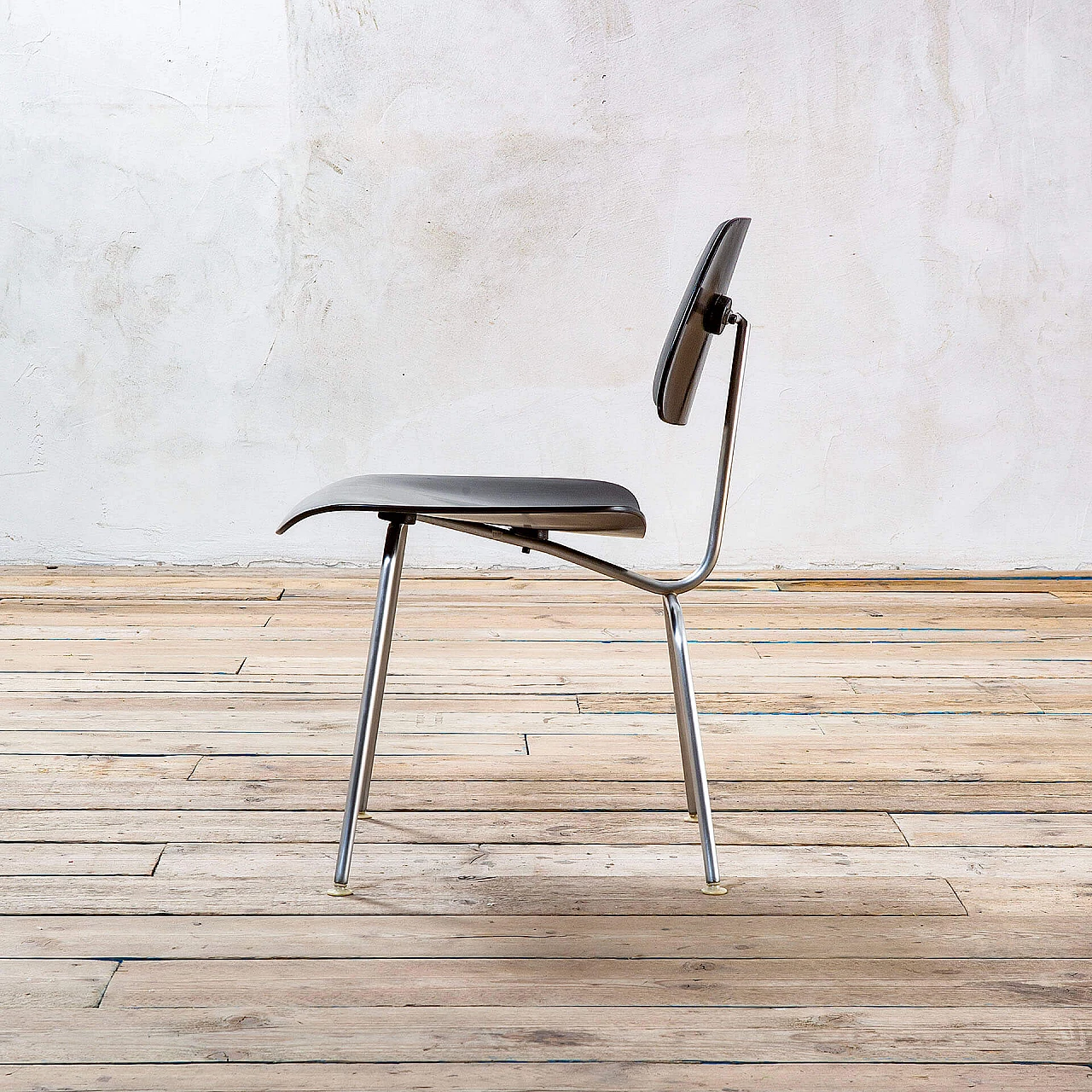 4 DCM chairs in steel and black lacquered wood by Charles Eames, 1940s 3