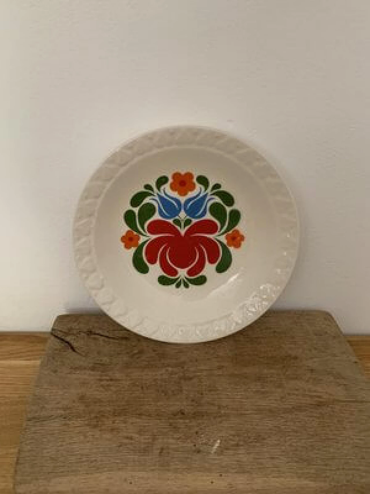 Piatto ungherese in ceramica con fiori dipinti a mano, inizio '900 1