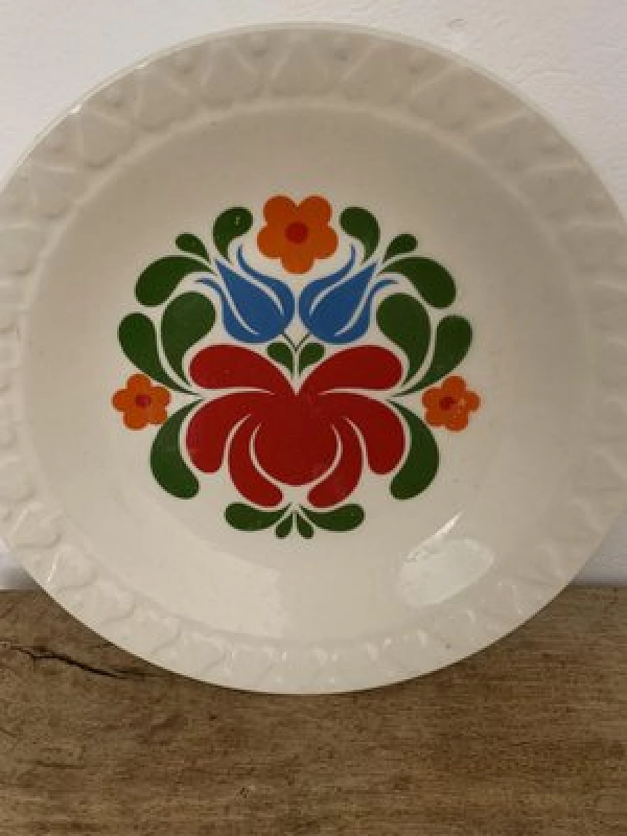 Piatto ungherese in ceramica con fiori dipinti a mano, inizio '900 4