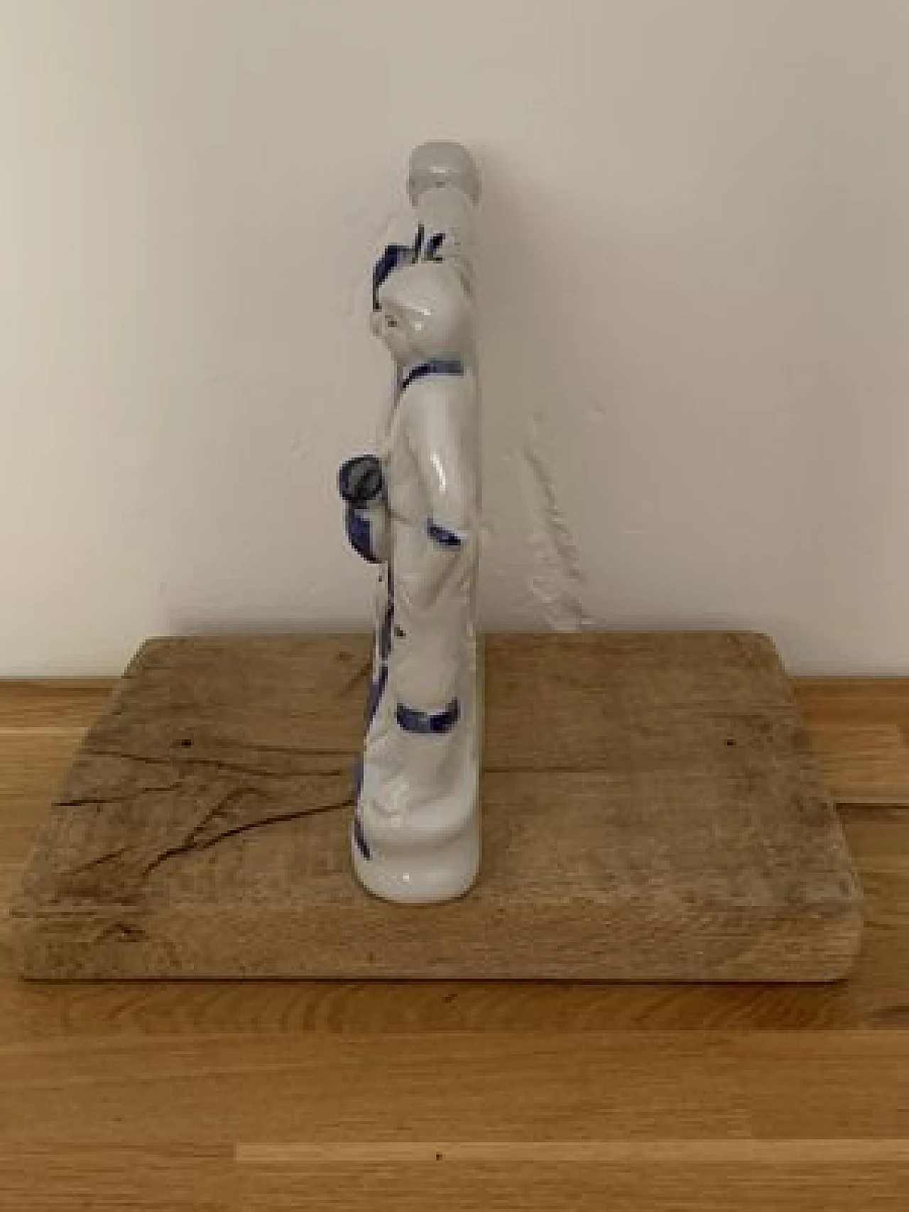 White and blue porcelain mantel clock, 1940s 2