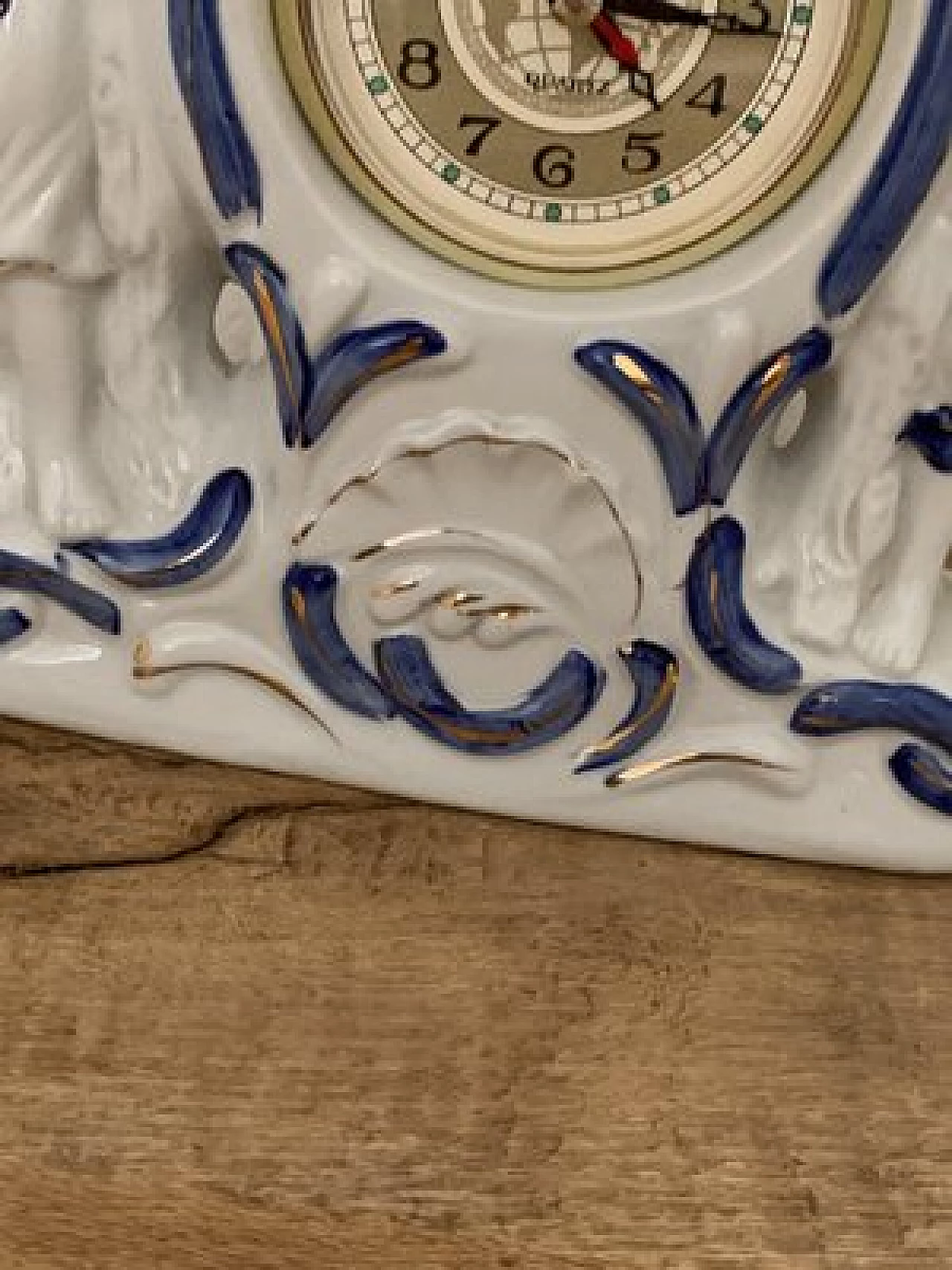 Orologio da camino in porcellana bianca e blu, anni '40 3