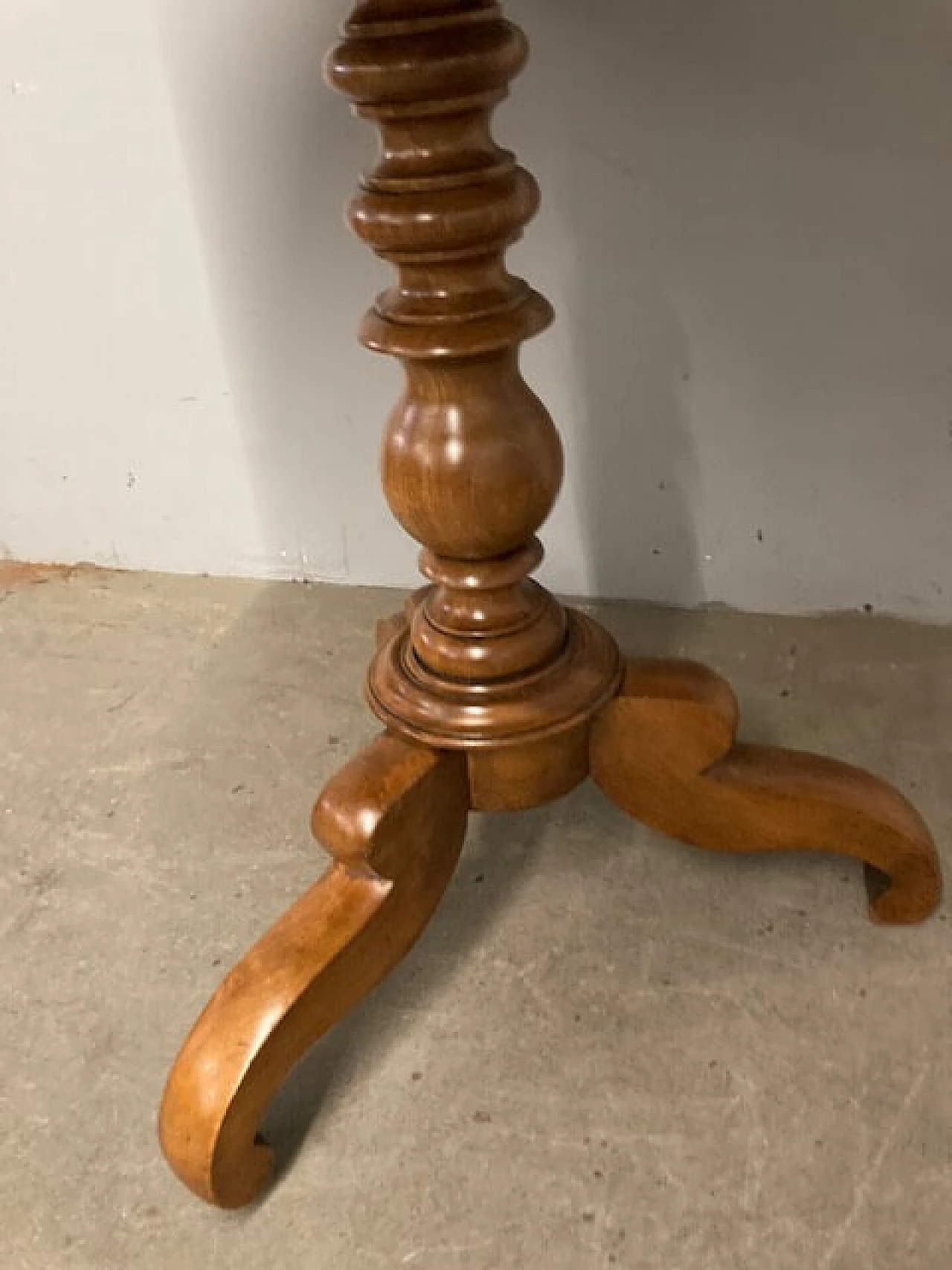 Louis Philippe round solid walnut table, mid-19th century 4