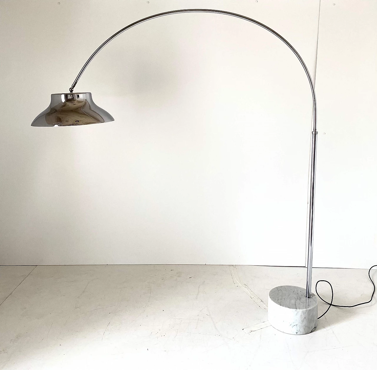 Chrome-plated arched floor lamp with Carrara marble base, 1960s 1