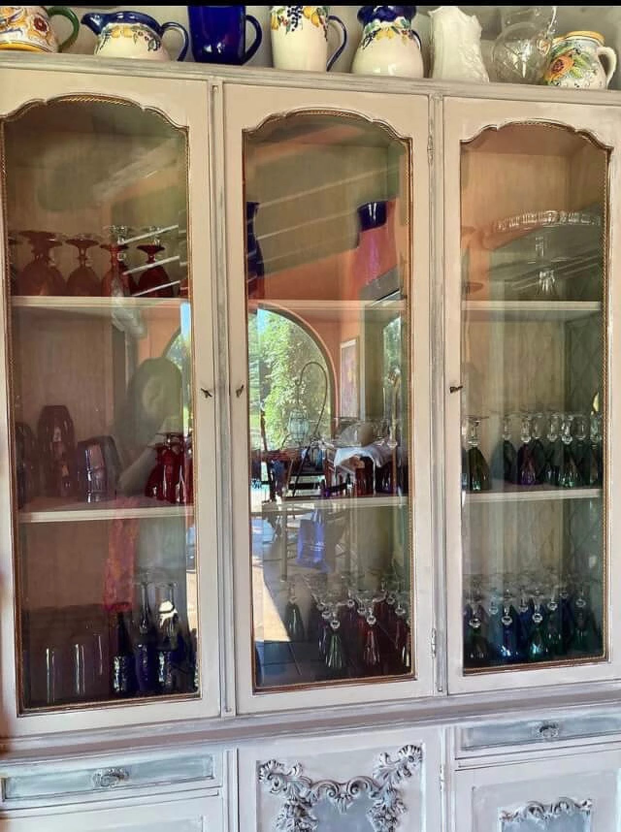 Credenza Shabby Chic in legno massello con intarsi a rilievo, anni '60 2