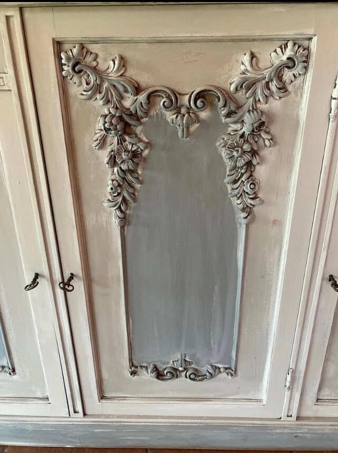 Credenza Shabby Chic in legno massello con intarsi a rilievo, anni '60 5