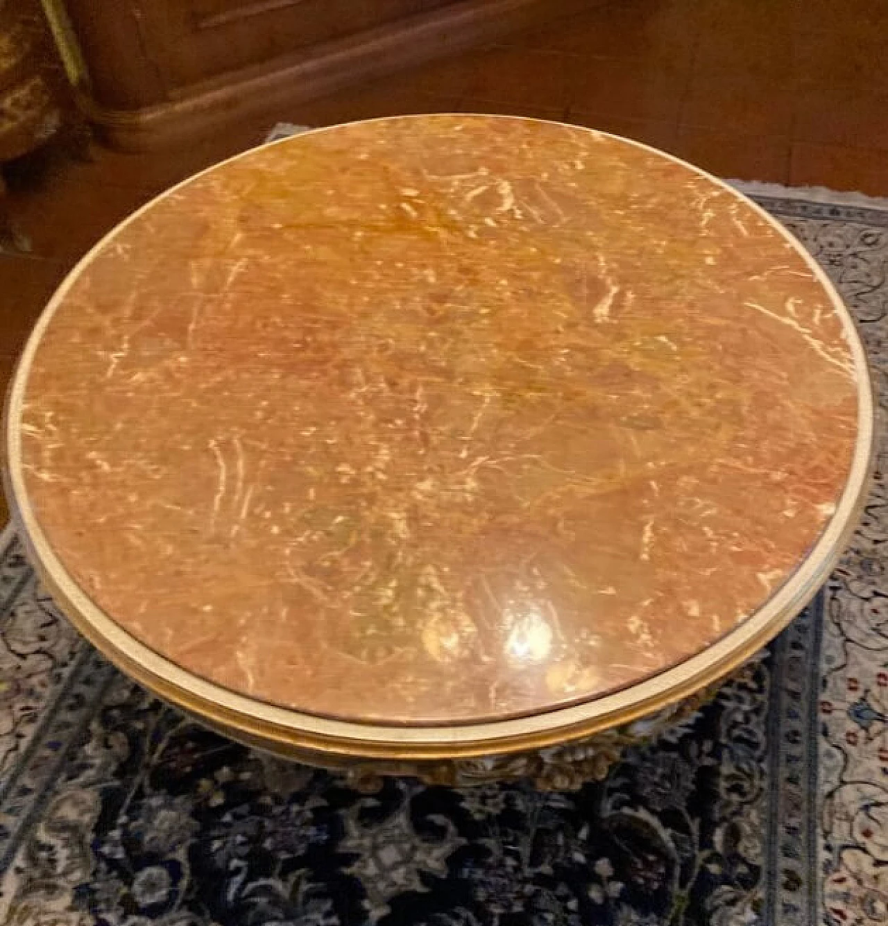 Tavolo rotondo stile Barocco in legno avorio e dorato con piano in marmo 7
