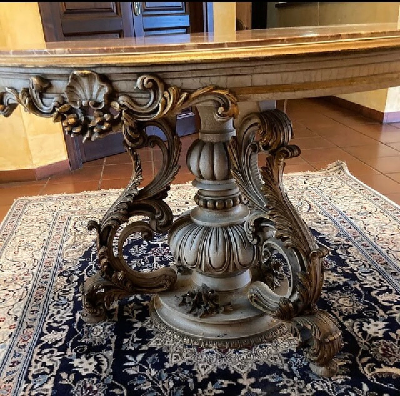 Tavolo rotondo stile Barocco in legno avorio e dorato con piano in marmo 9