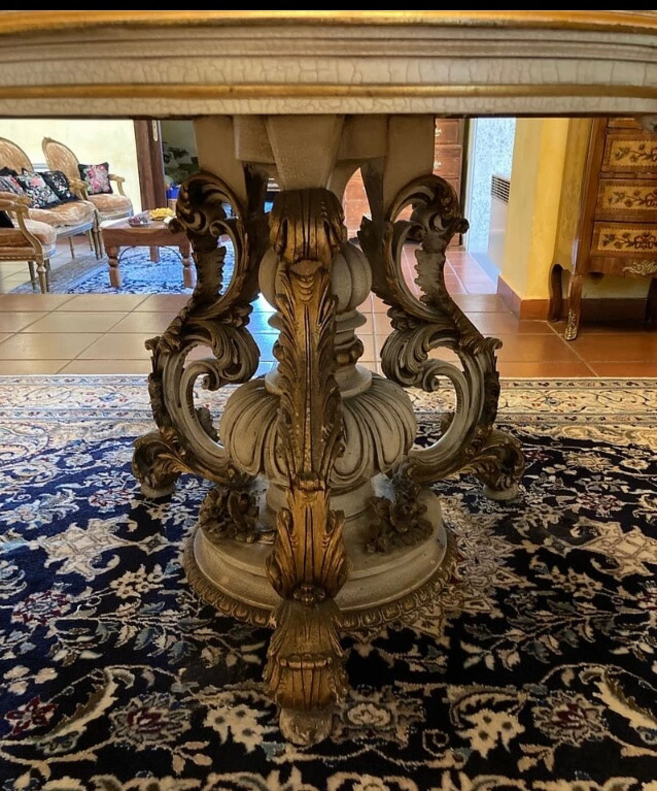 Tavolo rotondo stile Barocco in legno avorio e dorato con piano in marmo 10