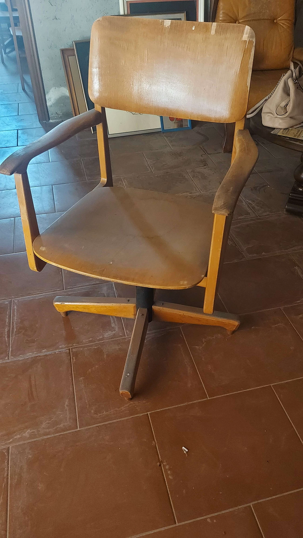 Poltrona girevole in legno di Anonima Castelli, anni '60 2