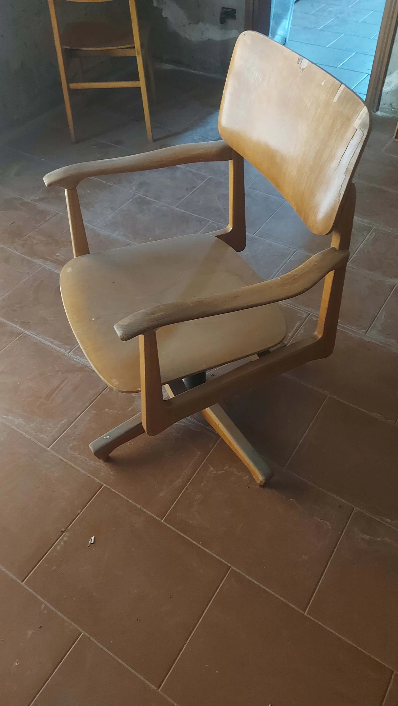 Poltrona girevole in legno di Anonima Castelli, anni '60 3