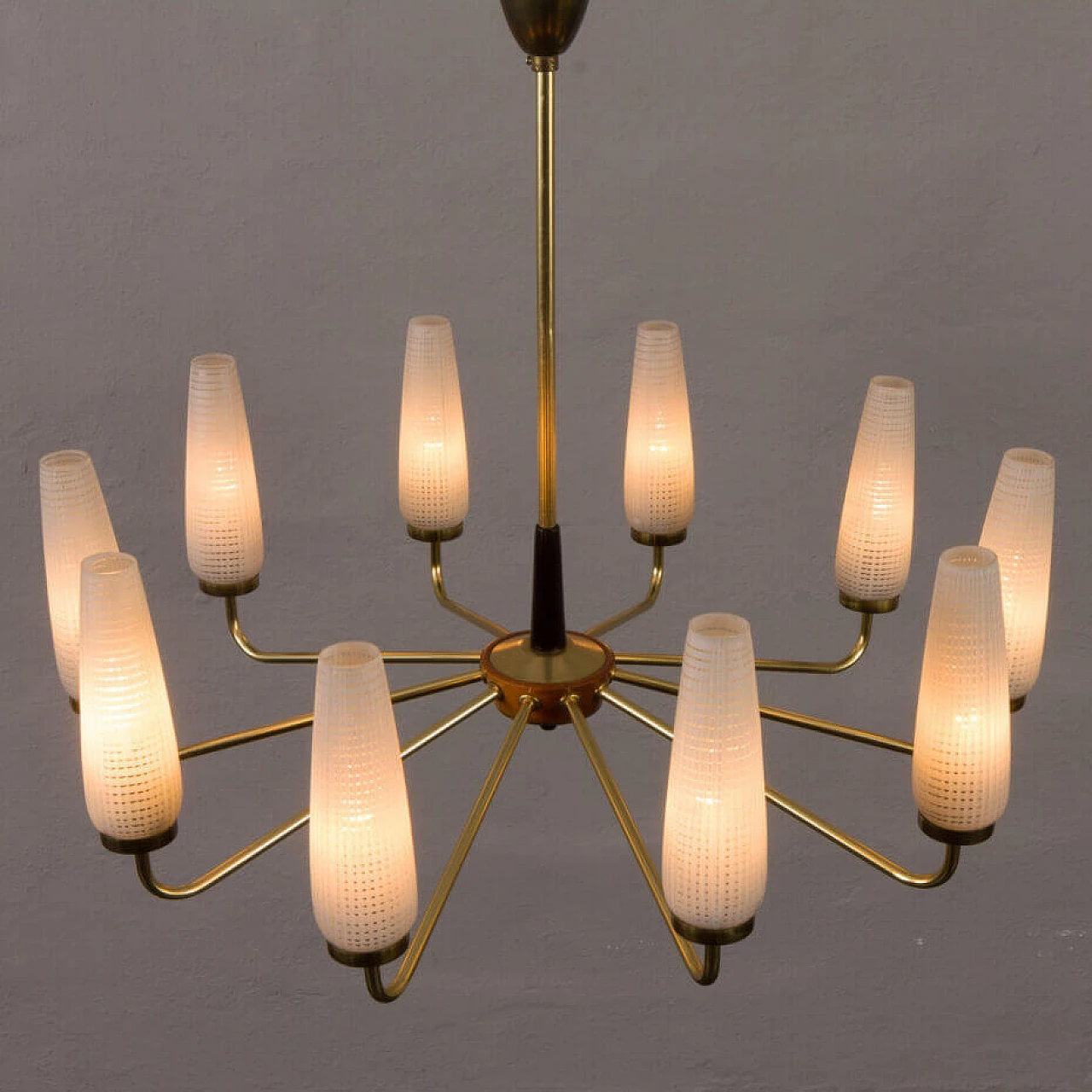 Lampadario in ottone stile Arlus con paralumi in vetro opalino fatti a mano, anni '60 14