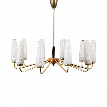 Lampadario in ottone stile Arlus con paralumi in vetro opalino fatti a mano, anni '60