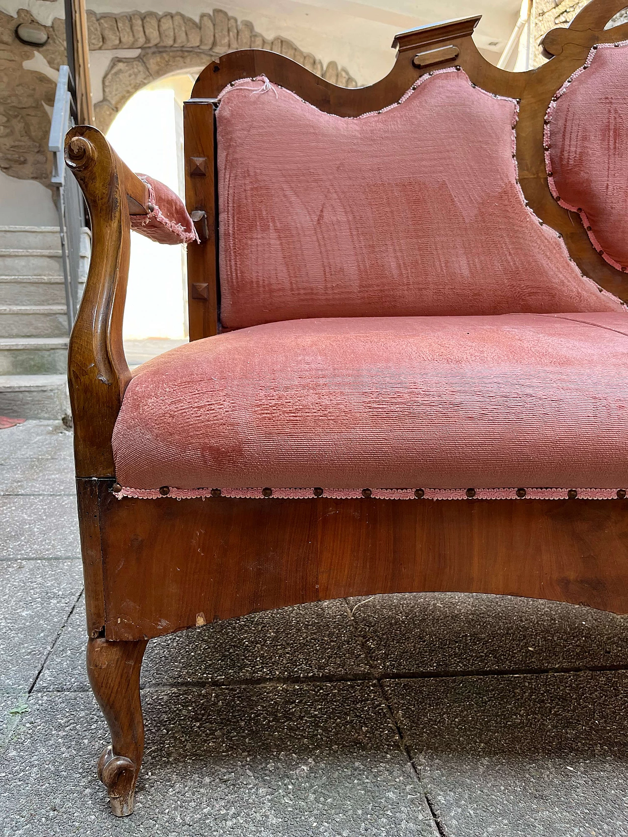 Divano in legno e tessuto rosa, '700 2