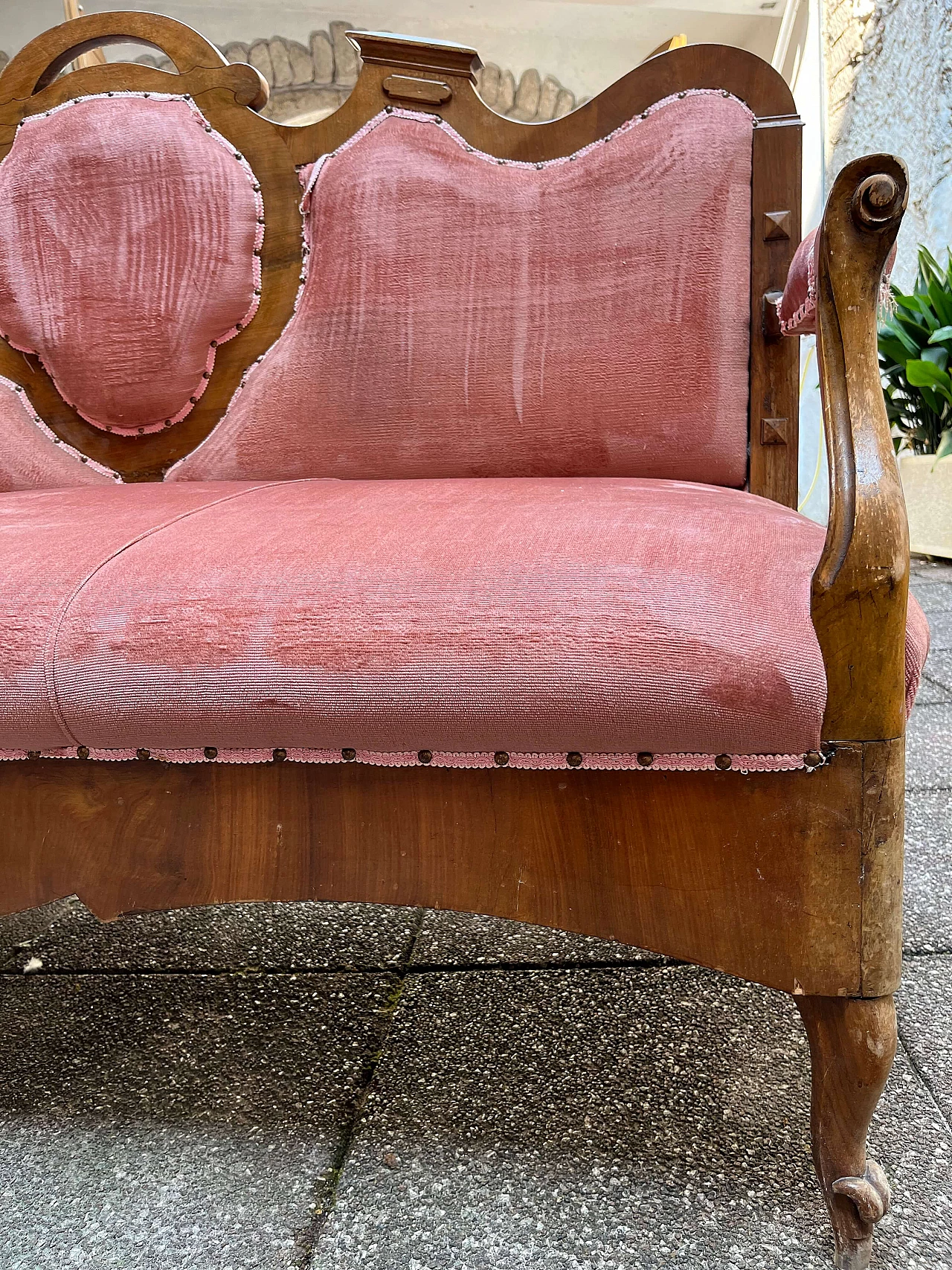 Divano in legno e tessuto rosa, '700 3