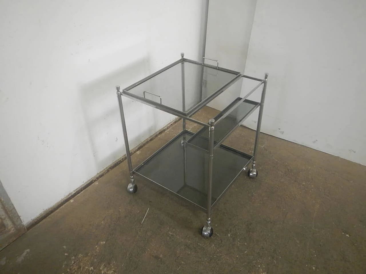 Carrello in metallo e vetro con portabottiglie, anni '60 2