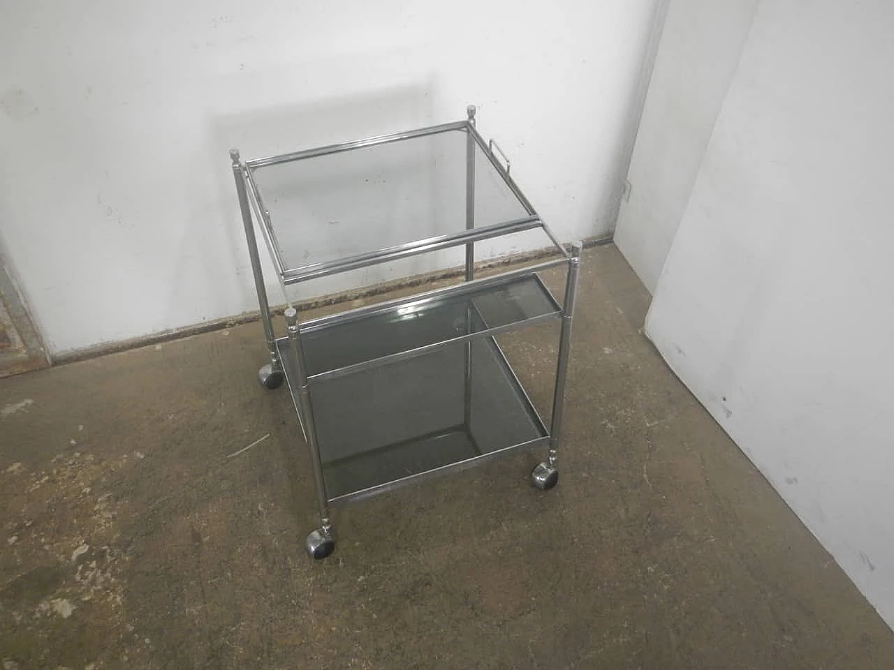 Carrello in metallo e vetro con portabottiglie, anni '60 3
